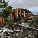 Sistema frontal y tornado en Requínoa: tres damnificados, 59 albergados y 233 viviendas afectadas Escombros y daños estructurales en el colegio Tricahue tras el paso de un tornado.