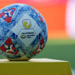 El clásico universitario resalta en programación de la 26° fecha de la Liga de Primera Balón Liga de Primera 2026.